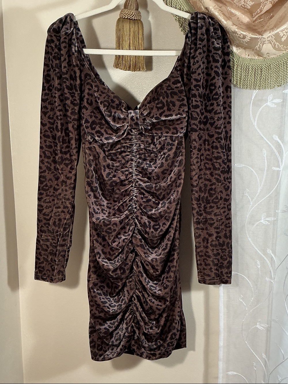 NWT Adelyn Rae Leopard Print Ruched Velvet Long-Sleeve Mini Dress & Bow Sz M